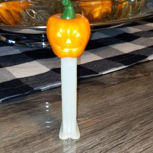 2012 PUMPKIN PEZ  HALLOWEEN Jack-o'-lantern (Glow in the Dark) Rare Collector
